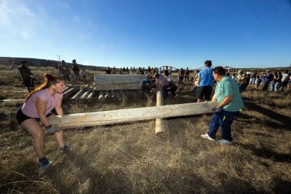 Menhir en Atapuerca en homenaje a Miguel de la Quadra-Salcedo y la Ruta Quetzal.