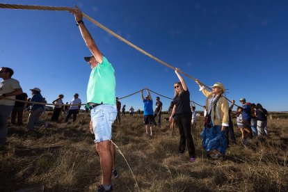 Menhir en Atapuerca en homenaje a Miguel de la Quadra-Salcedo y la Ruta Quetzal.