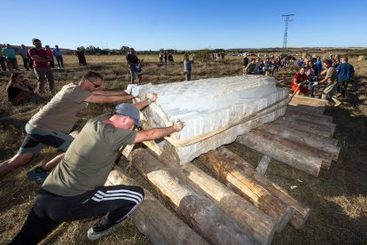 Menhir en Atapuerca en homenaje a Miguel de la Quadra-Salcedo y la Ruta Quetzal.