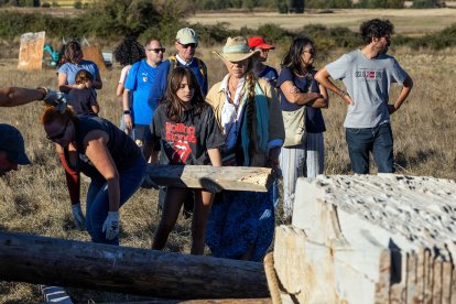 Menhir en Atapuerca en homenaje a Miguel de la Quadra-Salcedo y la Ruta Quetzal.