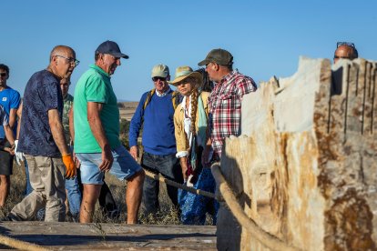 Menhir en Atapuerca en homenaje a Miguel de la Quadra-Salcedo y la Ruta Quetzal.