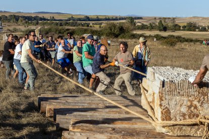 Menhir en Atapuerca en homenaje a Miguel de la Quadra-Salcedo y la Ruta Quetzal.