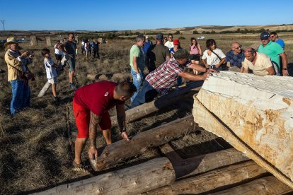 Menhir en Atapuerca en homenaje a Miguel de la Quadra-Salcedo y la Ruta Quetzal.
