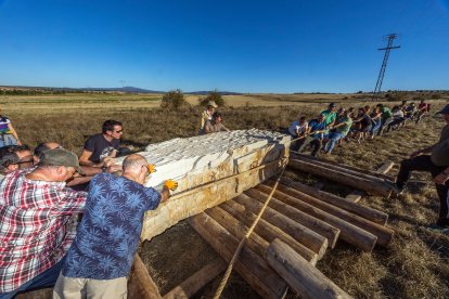 Menhir en Atapuerca en homenaje a Miguel de la Quadra-Salcedo y la Ruta Quetzal.
