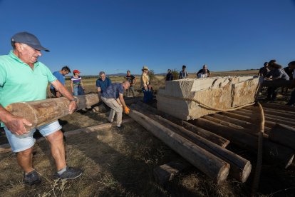 Menhir en Atapuerca en homenaje a Miguel de la Quadra-Salcedo y la Ruta Quetzal.