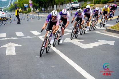 Vojtêch Kmínek comanda el pelotón en las últimas vueltas al circuito.