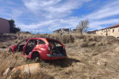 Coche abandonado en Castil de Carrias.