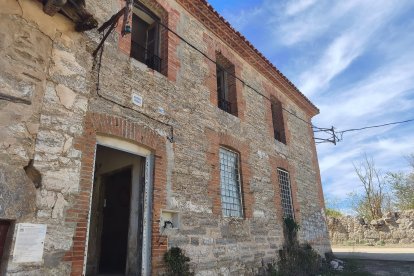 Edificio que albergaba la escuela y el Ayuntamiento de Castrillo.