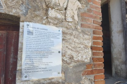 Aviso a visitantes junto al edificio del Ayuntamiento.
