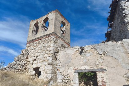 Torre campanario del templo, casi derruida.