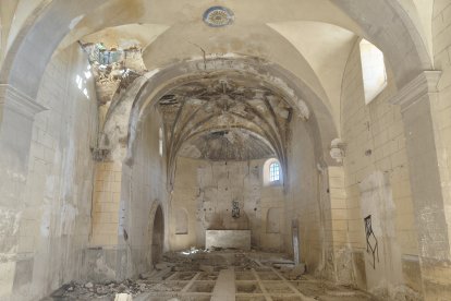 Interior de la iglesia, con las tumbas del suelo vandalizadas.