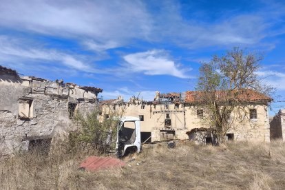 Un pequeño camión abandonado en Castil de Carrias.
