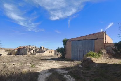 Ruinas de casas y nave agrícolas conviven en Castil de Carrias.
