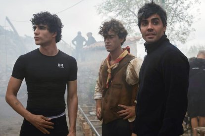 Javier Calvo (izq.), Guitarricadelafuente y Javier Ambrossi (dcha.), durante el rodaje en Castil de Carrias.