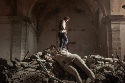 Guitarricadelafuente sobre las ruinas de la guerra.