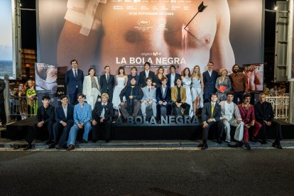El equipo de 'La bola negra', en el Festival de San Sebastián.