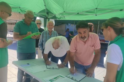 Los vecinos se han acercado a firmar