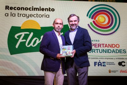 Diego Gil, responsable de Personas de Florbú, recibió su premio de manos del vicepresidente de FAE, Julián Alonso.