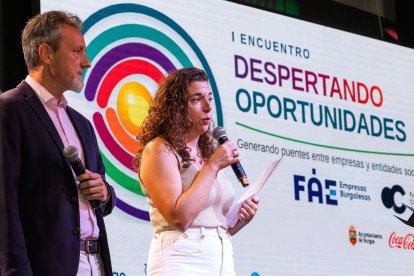 Los portavoces del Tercer Sector, Carla Moliniari y Nacho García.