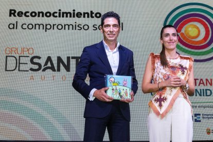 Fernando de Santiago, director general del Grupo de Santiago, satisfecho por el reconocimiento, junto a la portavoz municipal, Andrea Ballesteros.