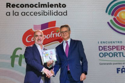 Eduardo Miguel, director de Recursos Humanos y Relaciones Institucionales de Campofrío Frescos, junto con Emilio de Domingo, presidente de Fundación Círculo.