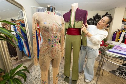 La diseñadora burgalesa ultima su colección más pegada a los símbolos de la cultura burgalesa.