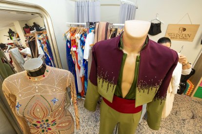 La diseñadora burgalesa ultima su colección más pegada a los símbolos de la cultura burgalesa.