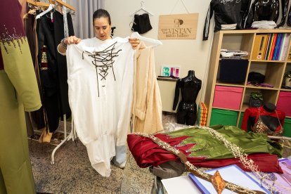 La diseñadora burgalesa ultima su colección más pegada a los símbolos de la cultura burgalesa.