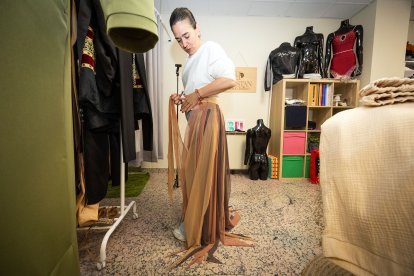 La diseñadora burgalesa ultima su colección más pegada a los símbolos de la cultura burgalesa.