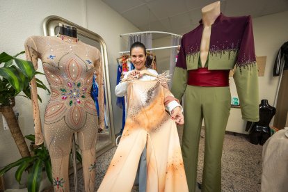 La diseñadora burgalesa ultima su colección más pegada a los símbolos de la cultura burgalesa.