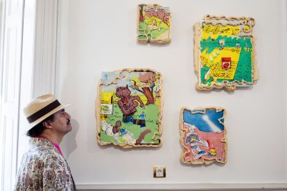 Iconos infantiles, cómics, fotografías de prensa y otros elementos del imaginario colectivo inspiran la muestra de Fausto Amundarain en el Instituto de la Lengua.