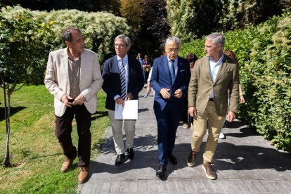 El director de la Bienal Burgos, Emilio Navarro, junto a José Ramón Solá, director general de Patrimonio Cultural, Roberto Saiz, delegado de la Junta en Burgos, y el presidente de Fundación Caja de Burgos, Rafael Barbero.