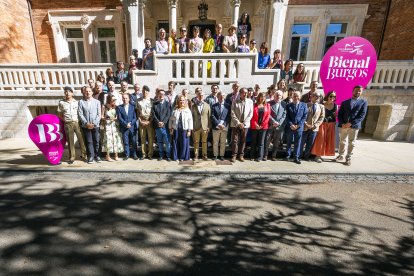 Foto de familia de los artistas participantes, representantes de la Fundación Caja de Burgos y otras entidades colaboradoras.