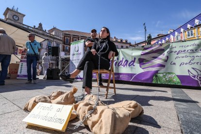 Imagen de las actividades realizadas por las ongs de cooperación al desarrollo de Burgos en la Plaza Mayor.