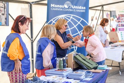 Imagen de las actividades realizadas por las ongs de cooperación al desarrollo de Burgos en la Plaza Mayor.