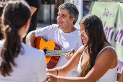Imagen de las actividades realizadas por las ongs de cooperación al desarrollo de Burgos en la Plaza Mayor.