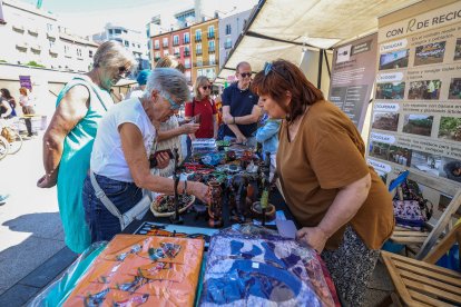Imagen de las actividades realizadas por las ongs de cooperación al desarrollo de Burgos en la Plaza Mayor.