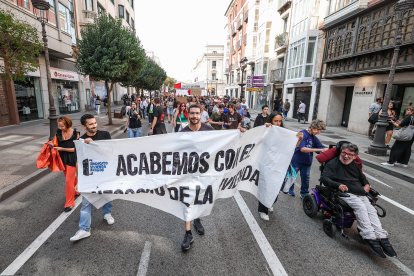 Así discurrió la manifestación por la vivienda en apoyo a Maricarmen en Burgos.
