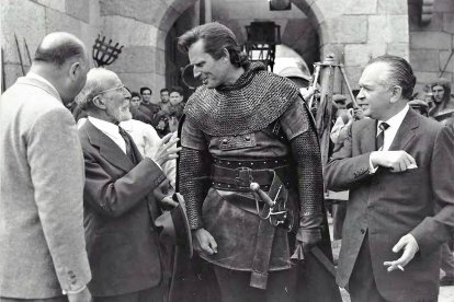 El historiador Ramón Menéndez Pidal, Charlton Heston y el productor Samuel Bronston, en el rodaje de 'El Cid'.
