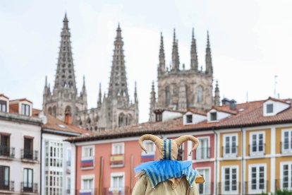 Instante del desfile y del pregón de la Semana Cidiana 2026.