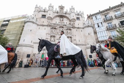 Instante del desfile y del pregón de la Semana Cidiana 2026.