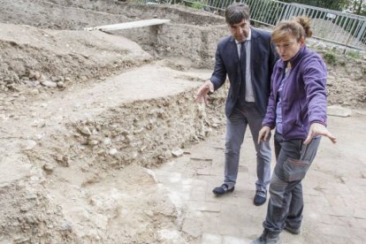Fabiola Monzón muestra parte de los descubrimientos a Fernando Gómez en agosto de 2015.