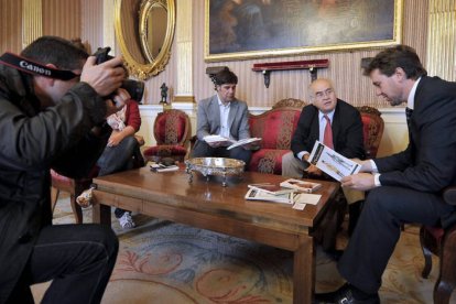 El entonces alcalde, Javier Lacalle, y el responsable del IMC, Fernando Gómez, en el encuentro con José María Espinosa de los Montero, presidente del Foro para el Estudio de la Historia Militar de España.