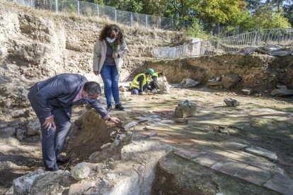 Corría 2020, el concejal de Turismo de aquel momento, Levi Moreno, y la arqueóloga Fabiola Monzón recorrían la zona de excavaciones de la iglesia de San Román.
