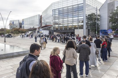 Una larga cola de personas de todas las edades y perfiles daba cuenta de que algo importante tenía lugar en el Fórum.