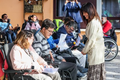 Imágenes de la lectura del manifiesto de los usuarios de Apace Burgos en el Día Internacional de la Paralísis Cerebral.