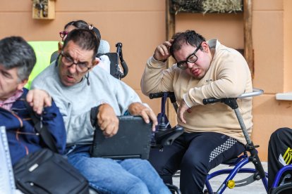 Imágenes de la lectura del manifiesto de los usuarios de Apace Burgos en el Día Internacional de la Paralísis Cerebral.