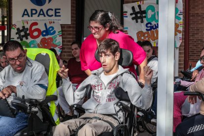 Imágenes de la lectura del manifiesto de los usuarios de Apace Burgos en el Día Internacional de la Paralísis Cerebral.