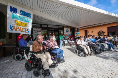 Imágenes de la lectura del manifiesto de los usuarios de Apace Burgos en el Día Internacional de la Paralísis Cerebral.