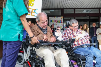 Imágenes de la lectura del manifiesto de los usuarios de Apace Burgos en el Día Internacional de la Paralísis Cerebral.